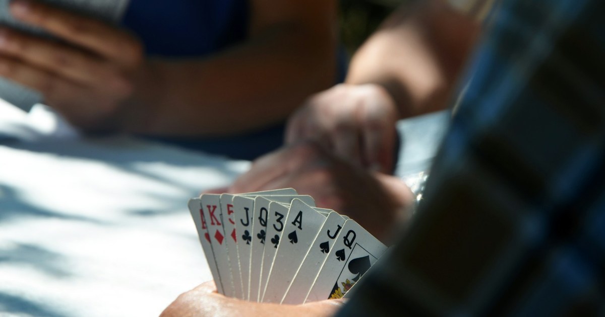 Quais mãos jogar no poker? Guia de mãos iniciais no Texas Hold'em
